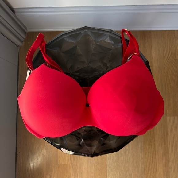 Victoria Secret Push-up Bra - Picture 4 of 12